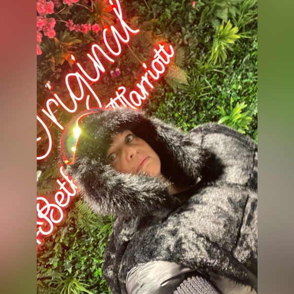 Come join me on a Poshmark live with Poshmark giveaways to celebrate Poshmark - Picture 4 of 11